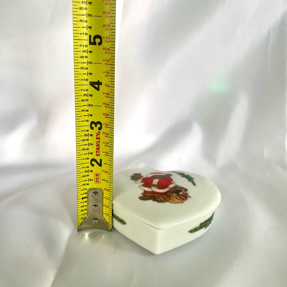 Mikasa Christmas Bear Porcelain Heart Shaped Covered Dish 3.5 “X 1”. - Picture 4 of 6